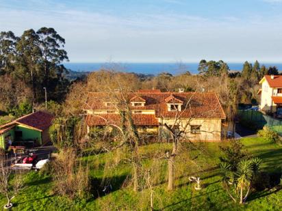 Vista exterior de Casa o xalet en venda en Llanes amb Calefacció, Jardí privat i Terrassa