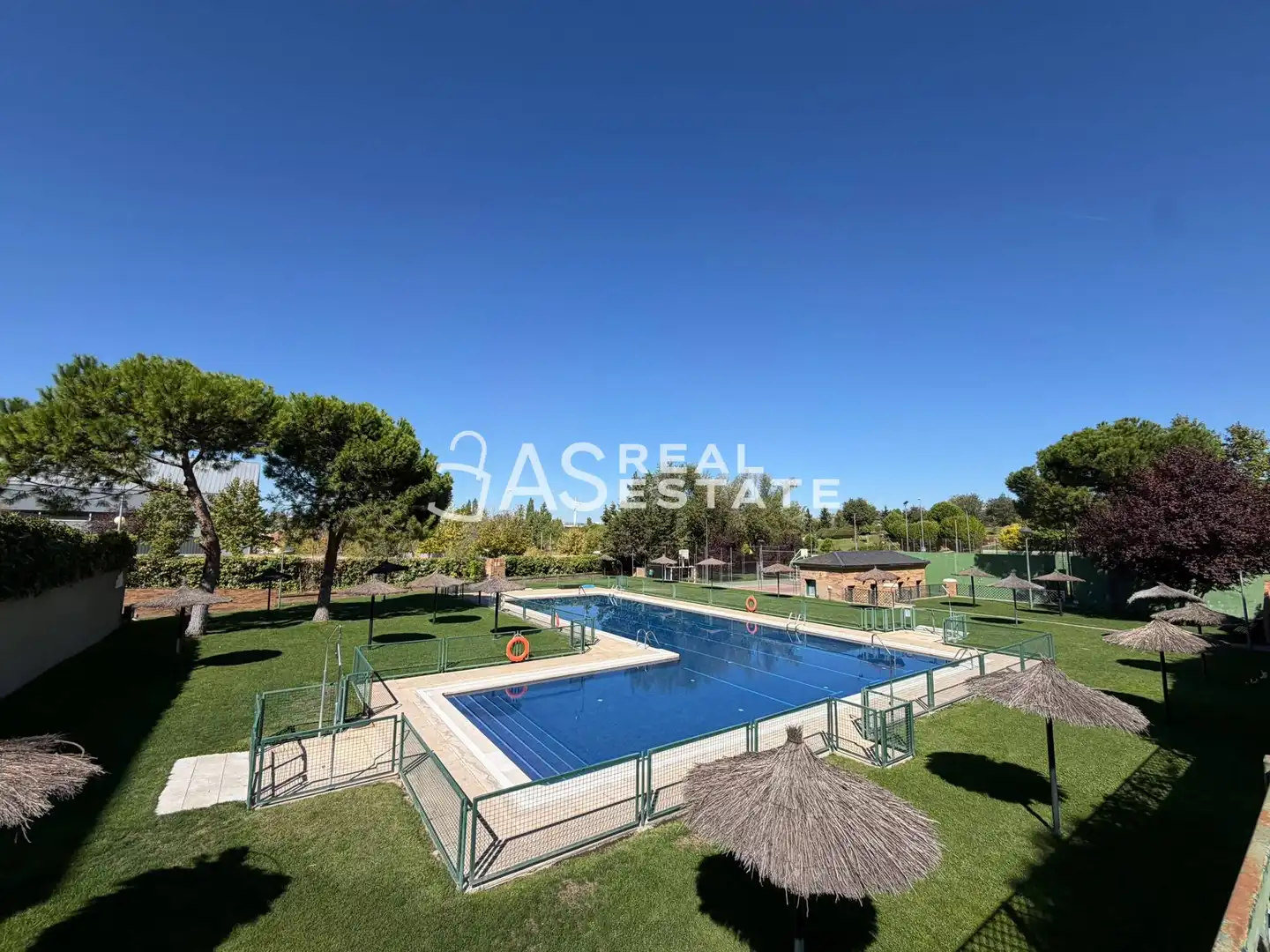 Pis amb piscina en venda a Calle Joaquín Turina