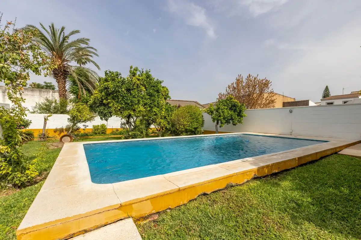 Schwimmbecken von Maisonette zum Verkauf in Bollullos de la Mitación mit Heizung, Privatgarten und Abstellraum