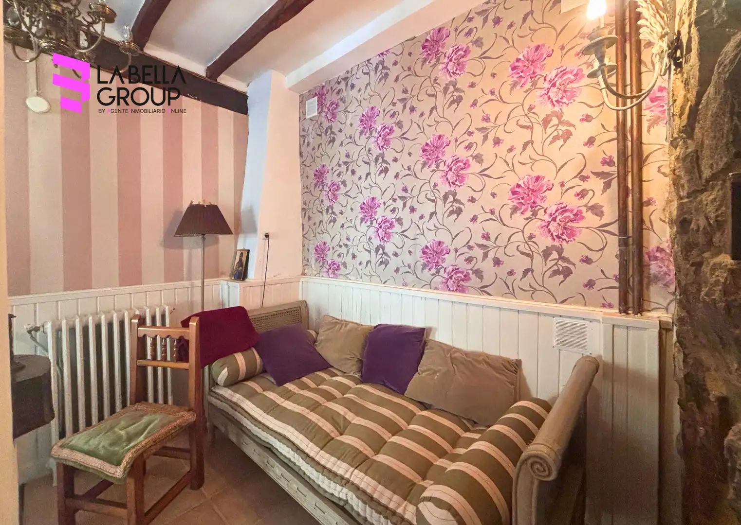 Sala d'estar de Finca rústica en venda en Pesaguero amb Calefacció, Jardí privat i Parquet