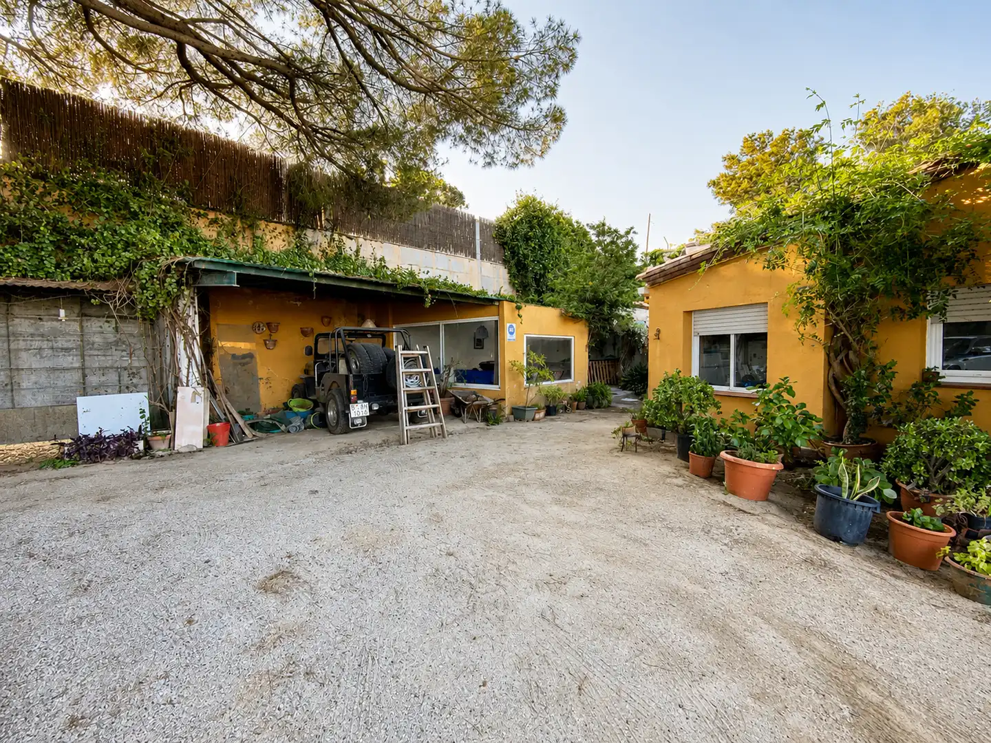 Vista exterior de Finca rústica en venda en Sant Andreu de Llavaneres amb Jardí privat