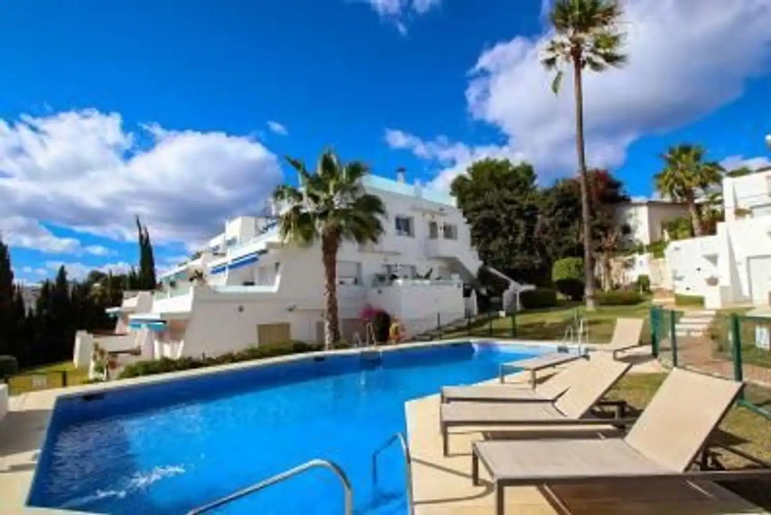 Schwimmbecken von Wohnung zum Verkauf in Marbella mit Klimaanlage, Privatgarten und Terrasse