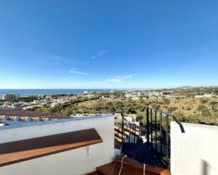 Vista exterior de Àtic en venda en Mijas amb Jardí privat, Terrassa i Piscina