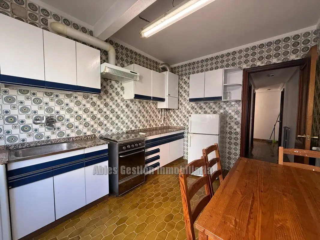 Küche von Wohnung zur Miete in Oviedo  mit Heizung, Parkett und Abstellraum