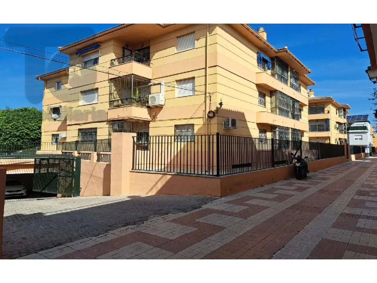 Außenansicht von Garage zum Verkauf in Granada