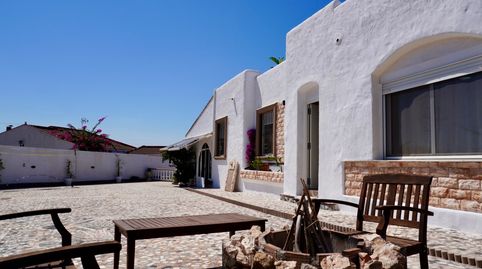 Villa renovada de 5 dormitorios con piscina privada y garaje en el centro de Quesada. Situada en una ubicación privilegiada justo