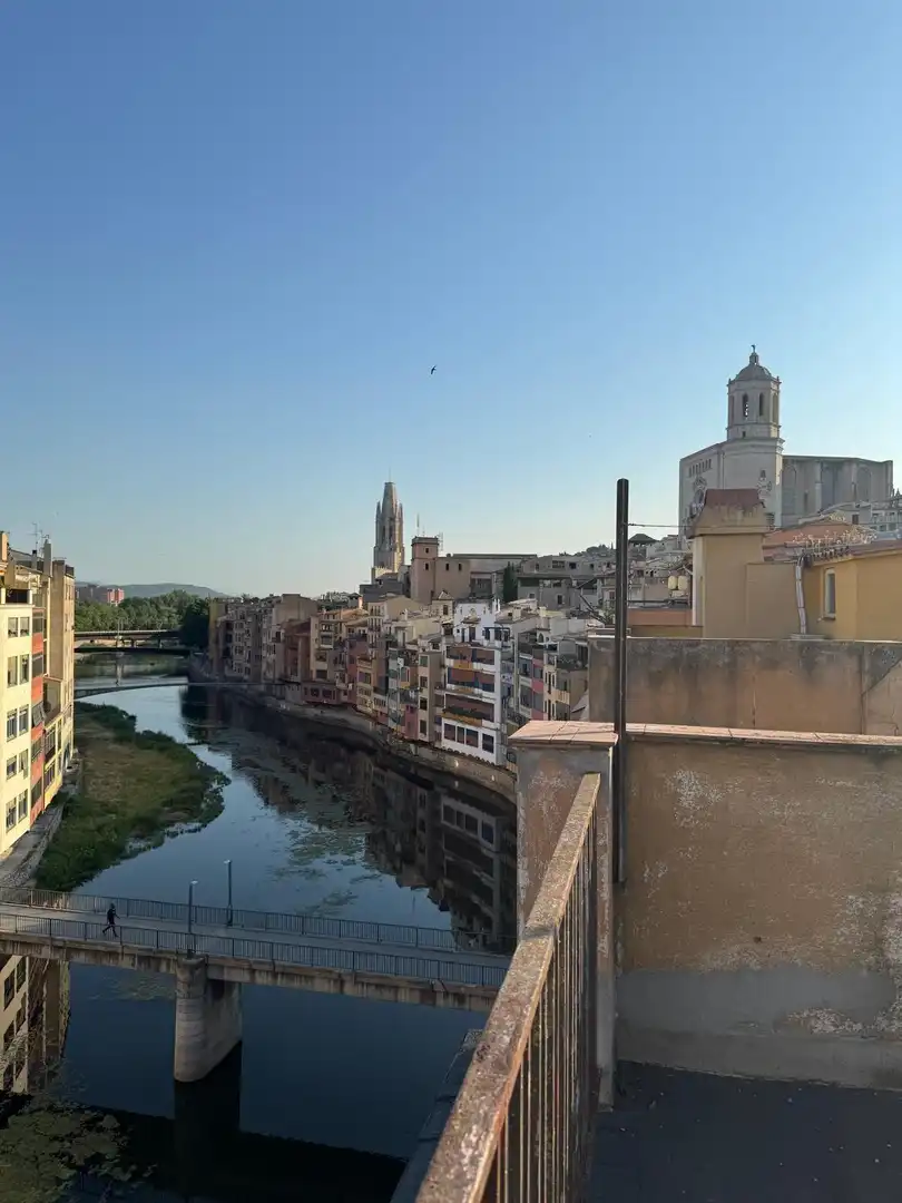 Vista exterior de Edificio en venta en Girona