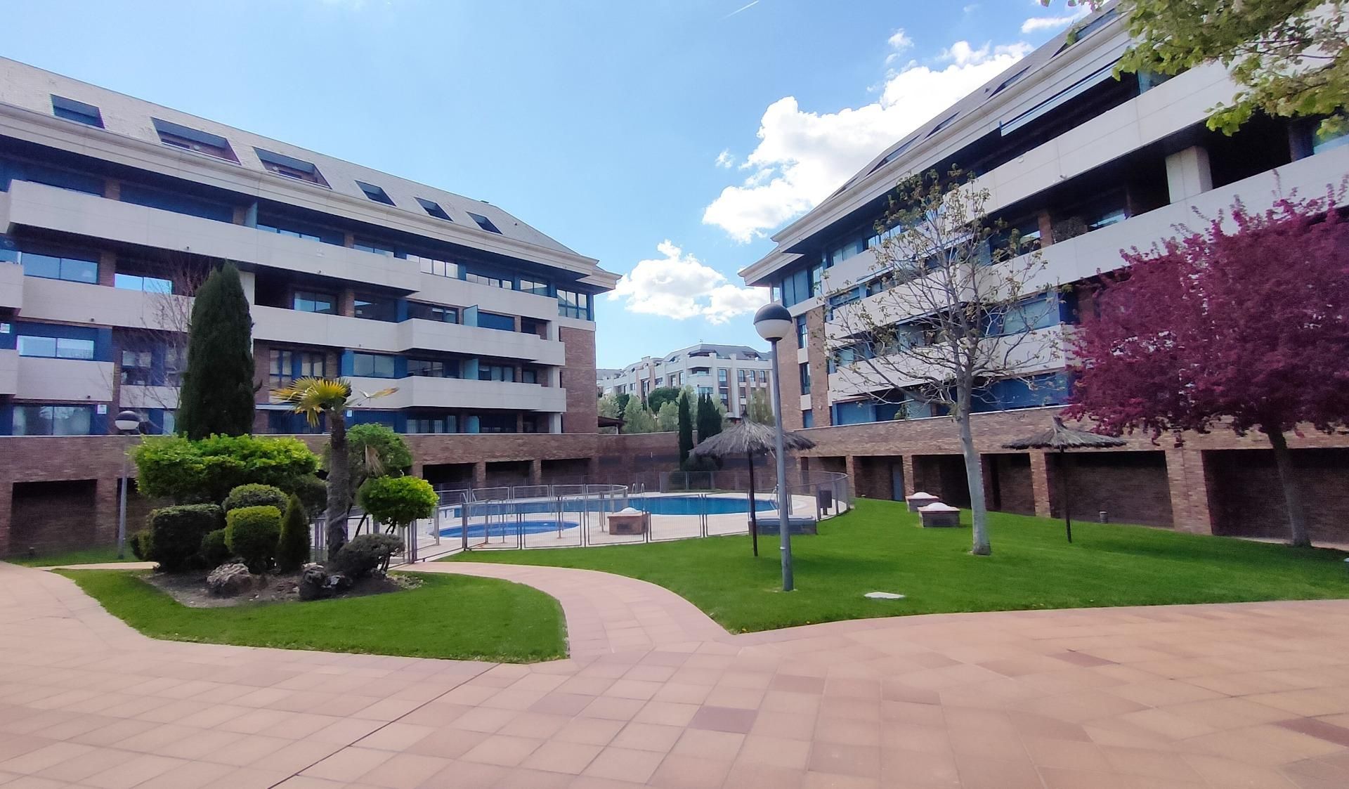 Vista exterior de Àtic en venda en Majadahonda amb Aire condicionat, Calefacció i Terrassa