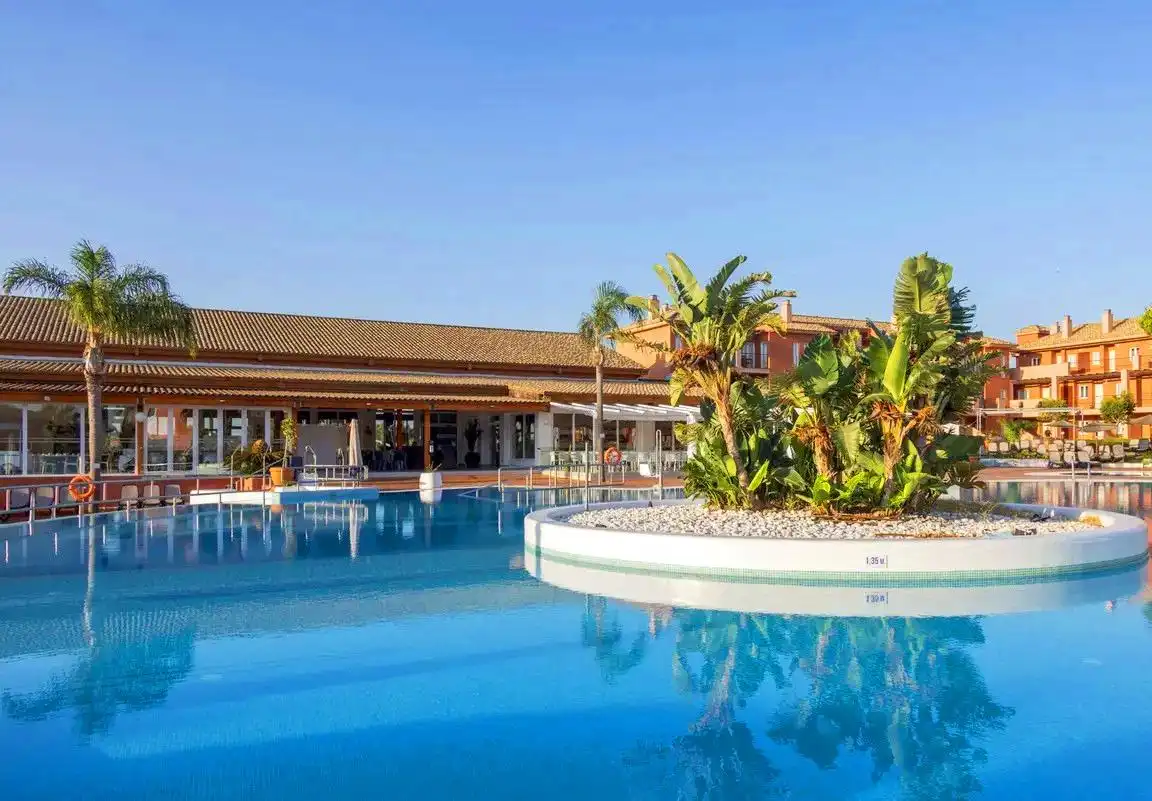 Piscina de Casa adosada en venda en Chiclana de la Frontera amb Aire condicionat, Jardí privat i Terrassa