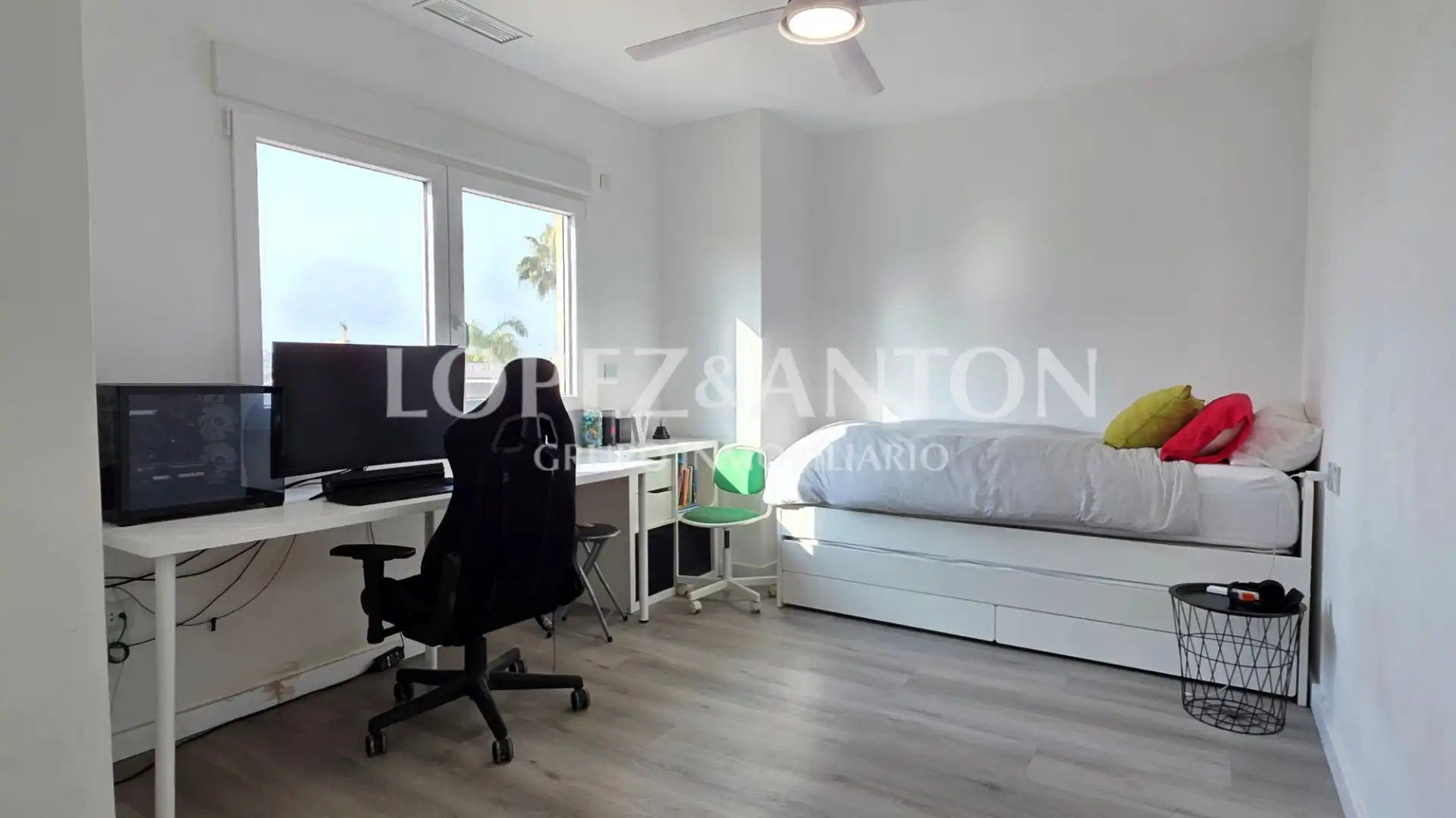 Schlafzimmer von Haus oder Chalet zum Verkauf in L'Eliana mit Klimaanlage, Heizung und Privatgarten