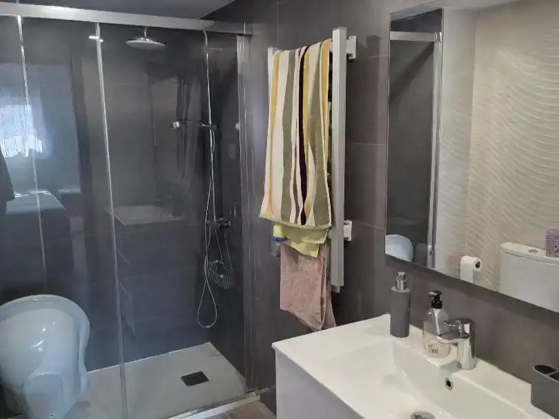 Badezimmer von Wohnung zur Miete in Gandia mit Klimaanlage, Schwimmbad und Möbliert