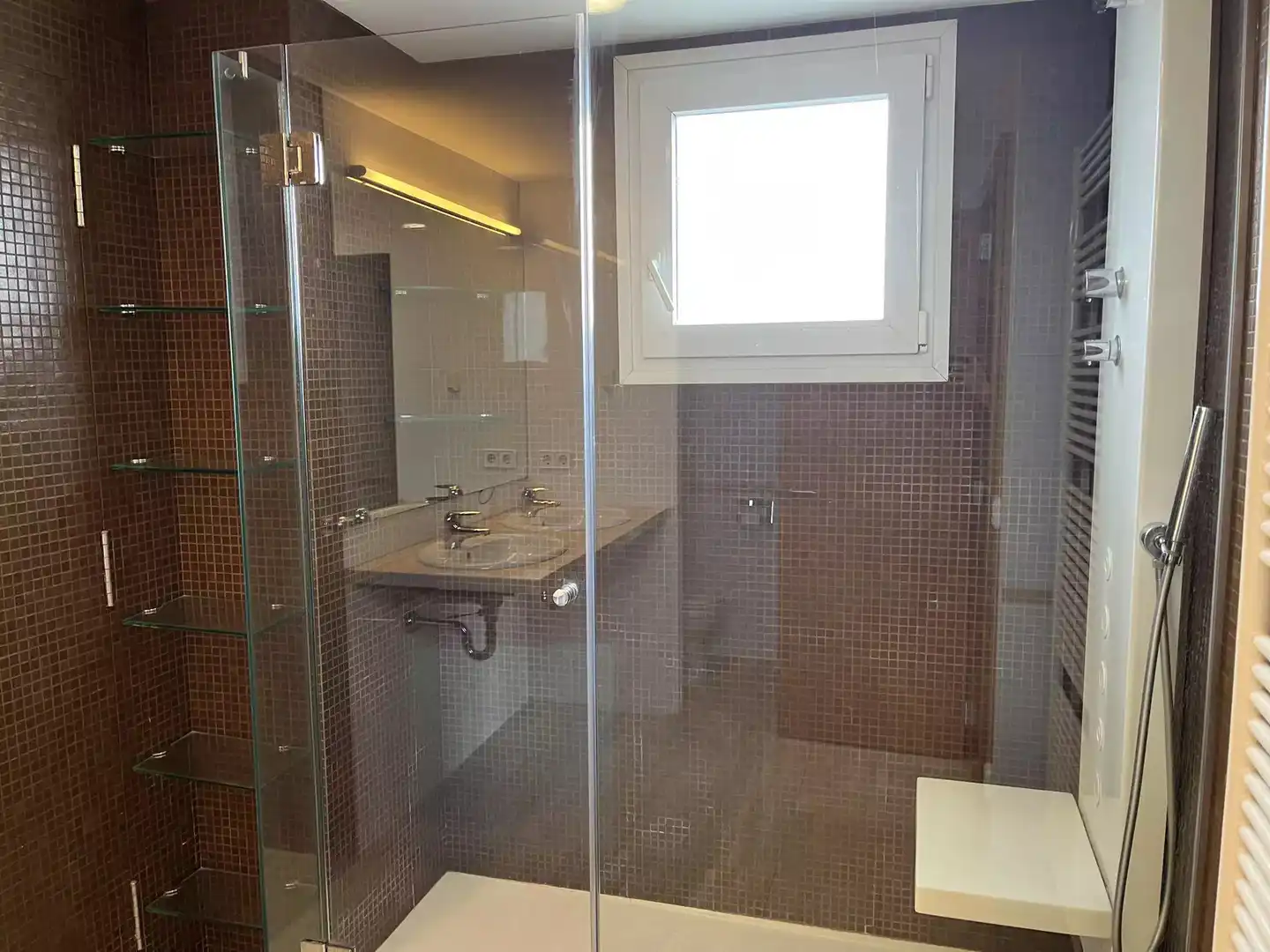 Bathroom of Flat for sale in Girona  with Air Conditioner, Heating and Parquet flooring