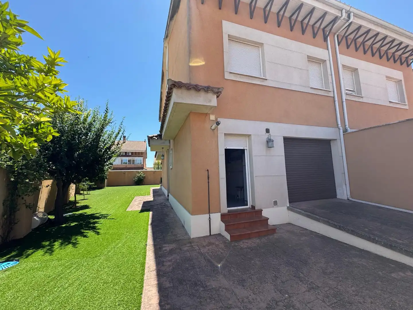 Vista exterior de Casa adosada en venda en Talavera de la Reina amb Aire condicionat, Calefacció i Jardí privat