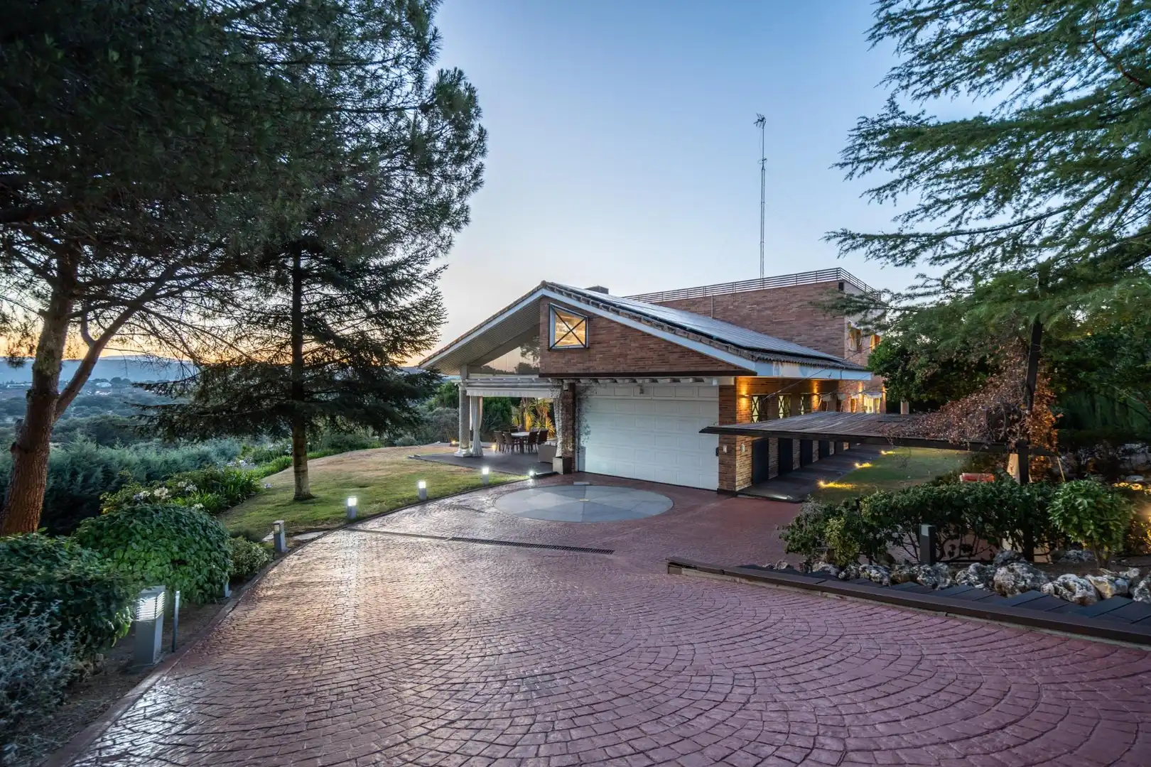 Vista exterior de Casa o xalet en venda en Las Rozas de Madrid amb Aire condicionat, Calefacció i Jardí privat