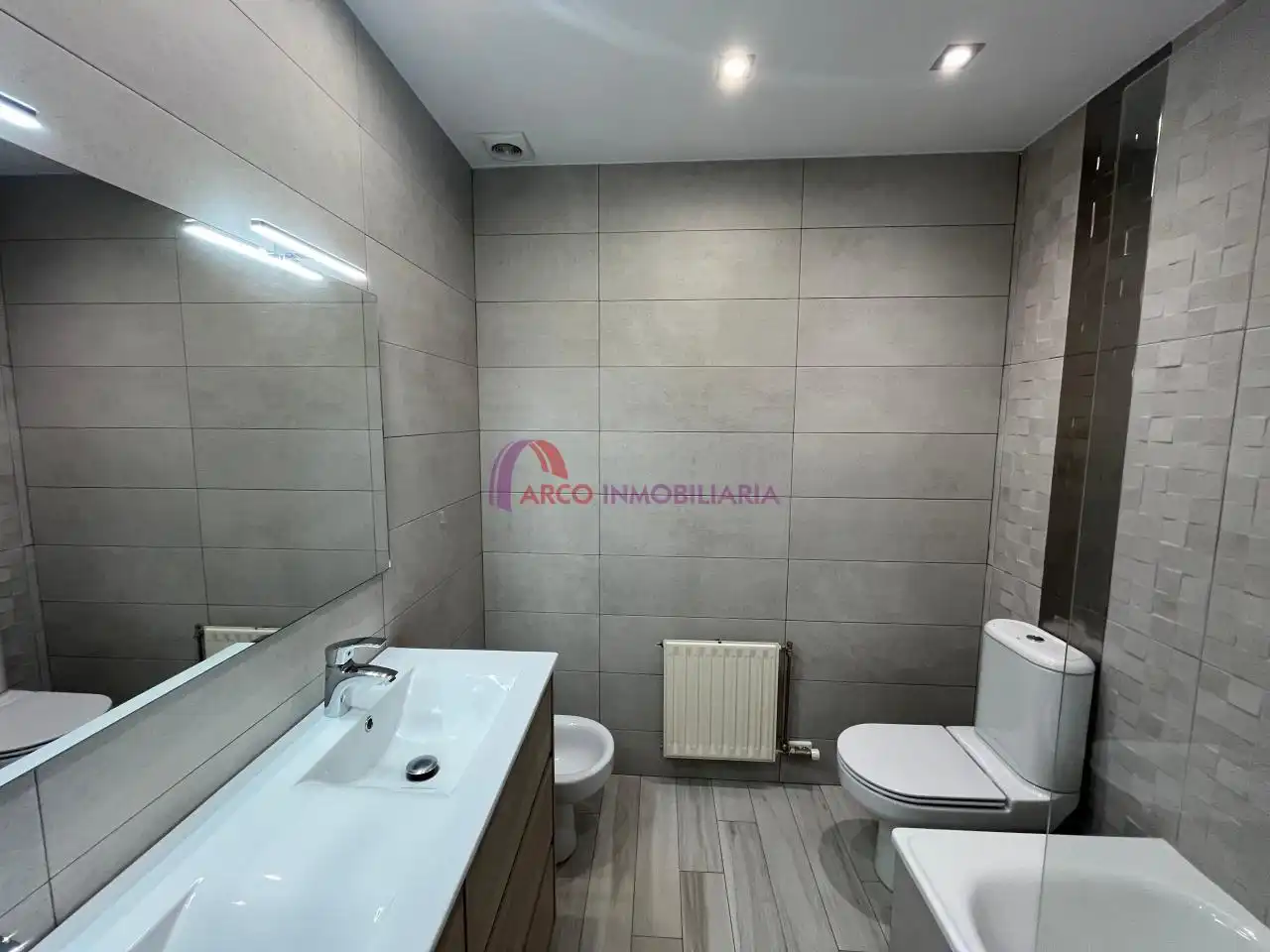 Bany de Apartament en venda en Burgos amb Calefacció, Terrassa i Traster
