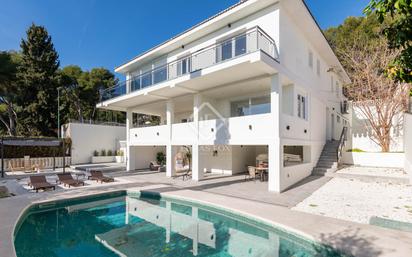 Vista exterior de Casa o xalet en venda en Castelldefels amb Aire condicionat, Jardí privat i Terrassa