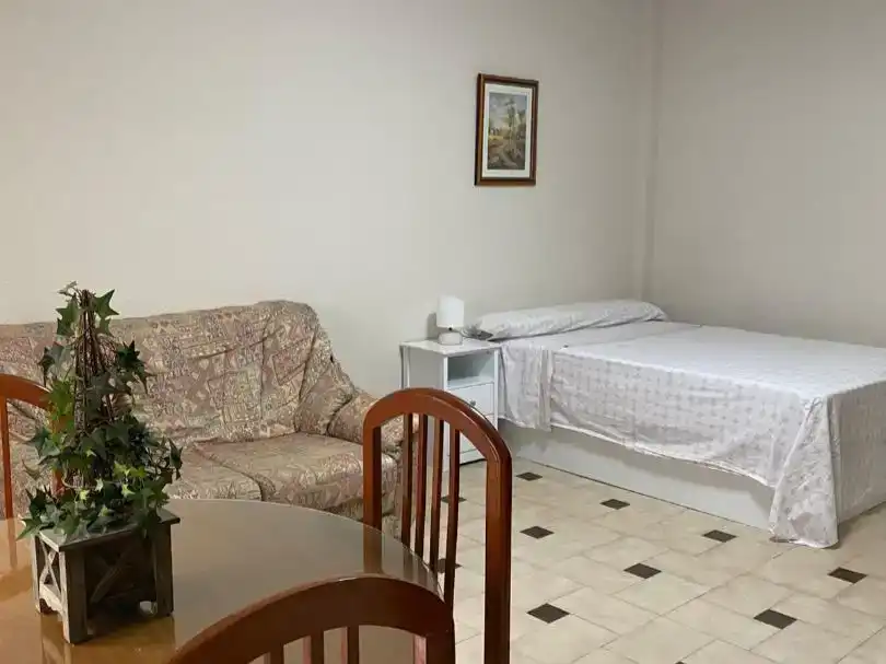Schlafzimmer von Erdgeschoss zur Miete in Herencia mit Möbliert und Balkon