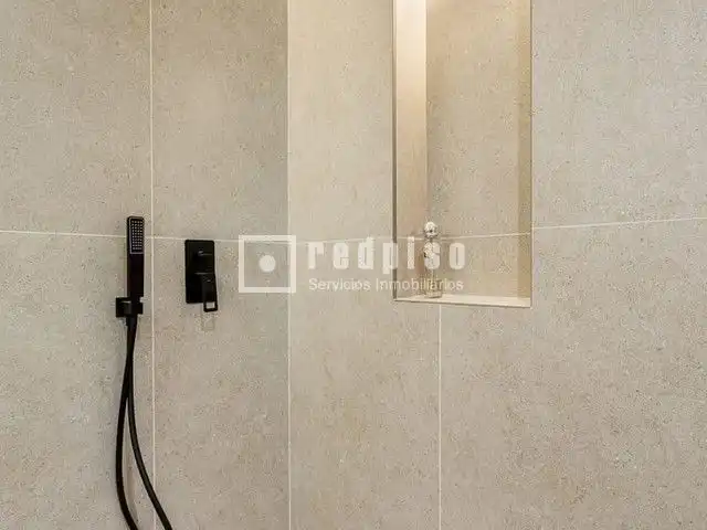 Bany de Pis en venda en Valencia amb Aire condicionat i Terrassa