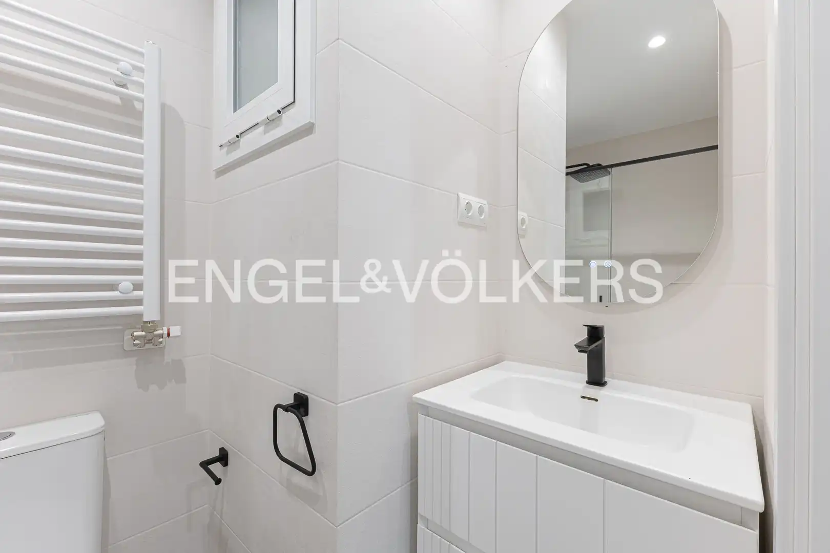 Badezimmer von Wohnung zur Miete in Barcelona mit Klimaanlage, Heizung und Parkett