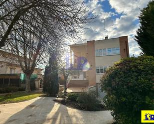 Vista exterior de Casa o xalet en venda en Arcas del Villar amb Calefacció, Terrassa i Traster