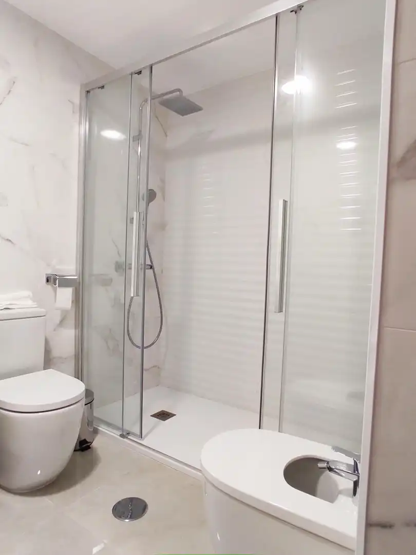 Baño de Piso de alquiler en Roquetas de Mar con Aire acondicionado, Jardín privado y Terraza