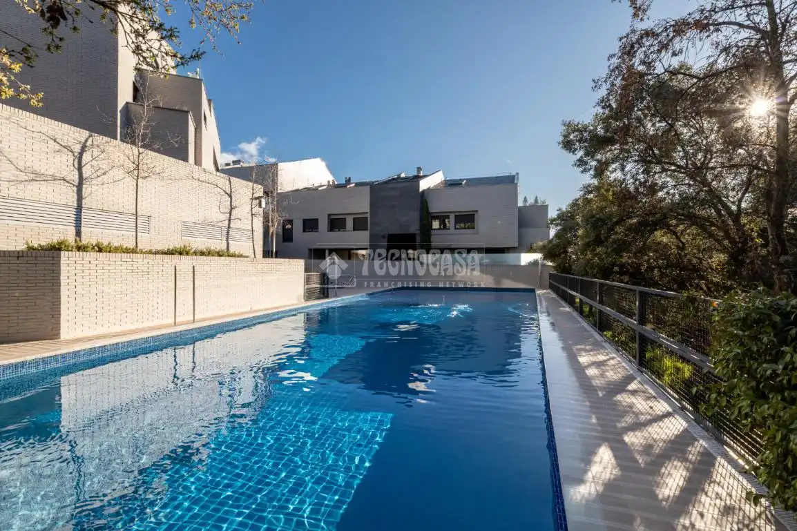 Piscina de Piso en venta en Torrelodones con Aire acondicionado, Jardín privado y Piscina comunitaria