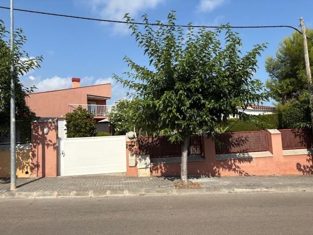 Exterior view of House or chalet for sale in Vilanova i la Geltrú  with Air Conditioner, Heating and Private garden
