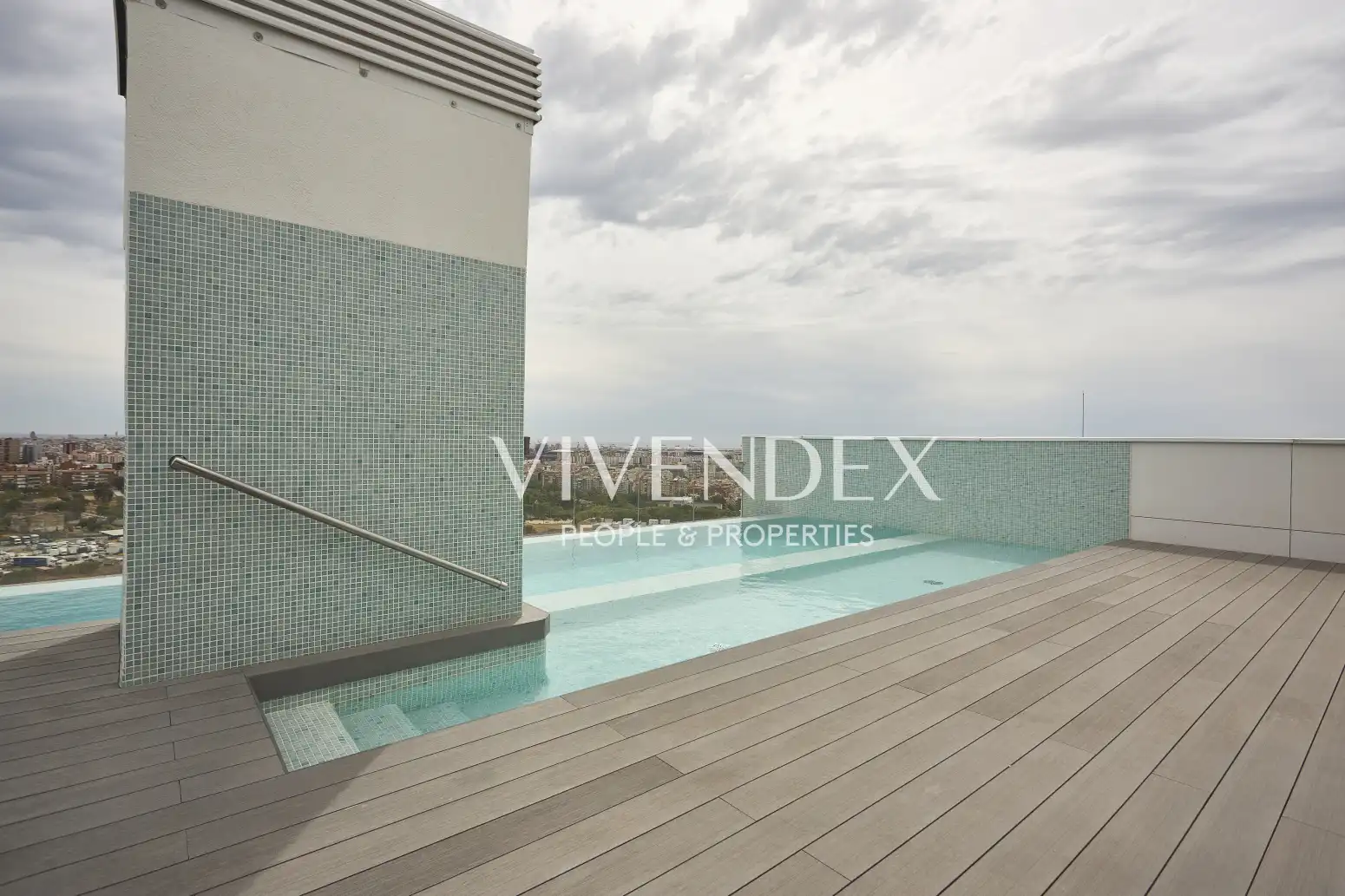 Piscina de Àtic en venda en L'Hospitalet de Llobregat amb Aire condicionat, Calefacció i Parquet