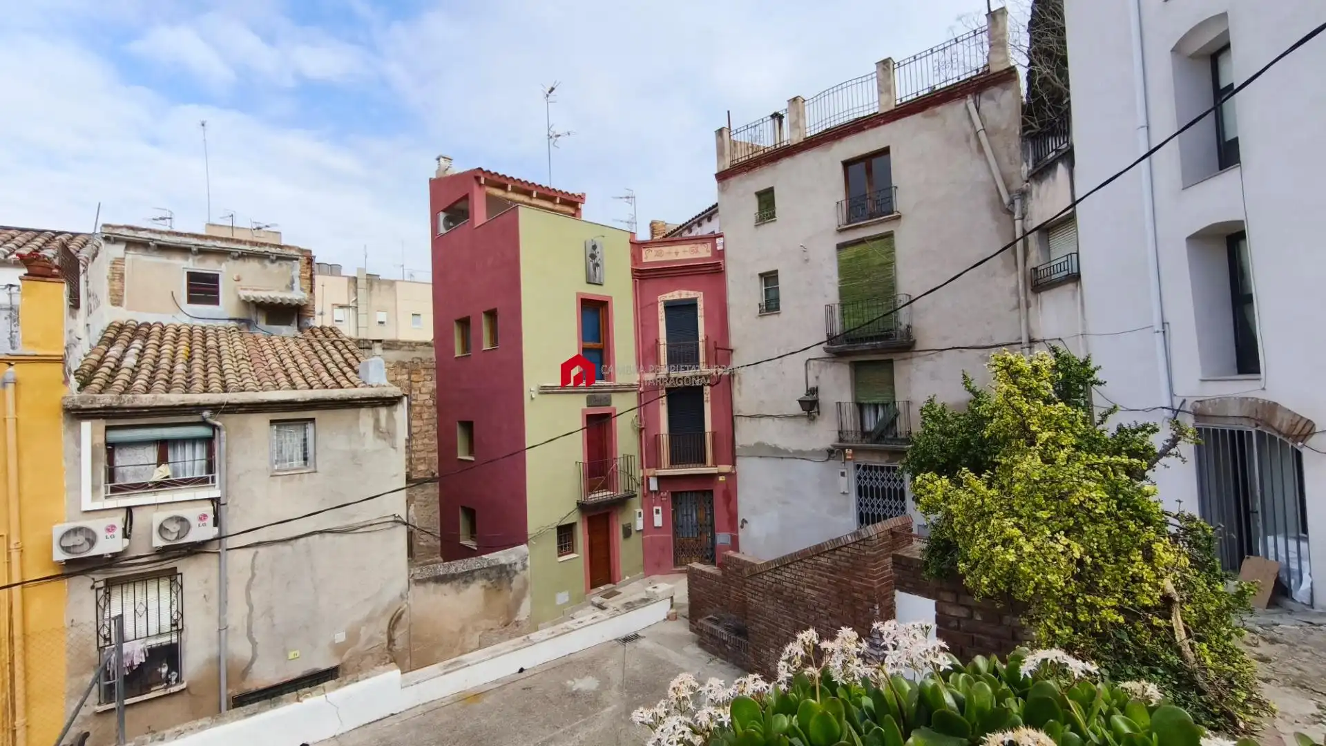 Vista exterior de Casa o xalet en venda en Tortosa amb Terrassa, Balcó i Alarma