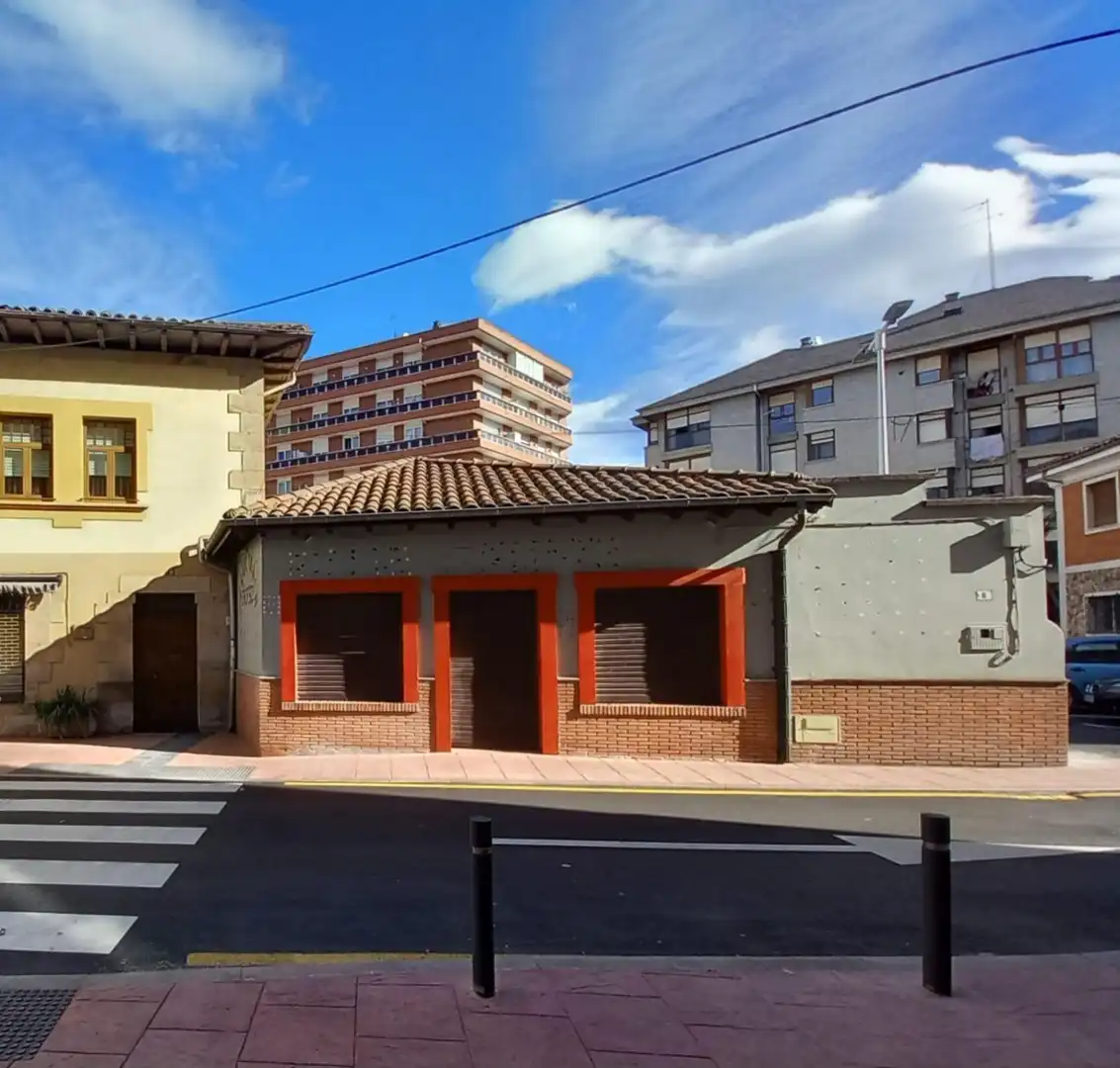 Local comercial en venda a Los Corrales de Buelna - CL LA PAZ, imagen 2