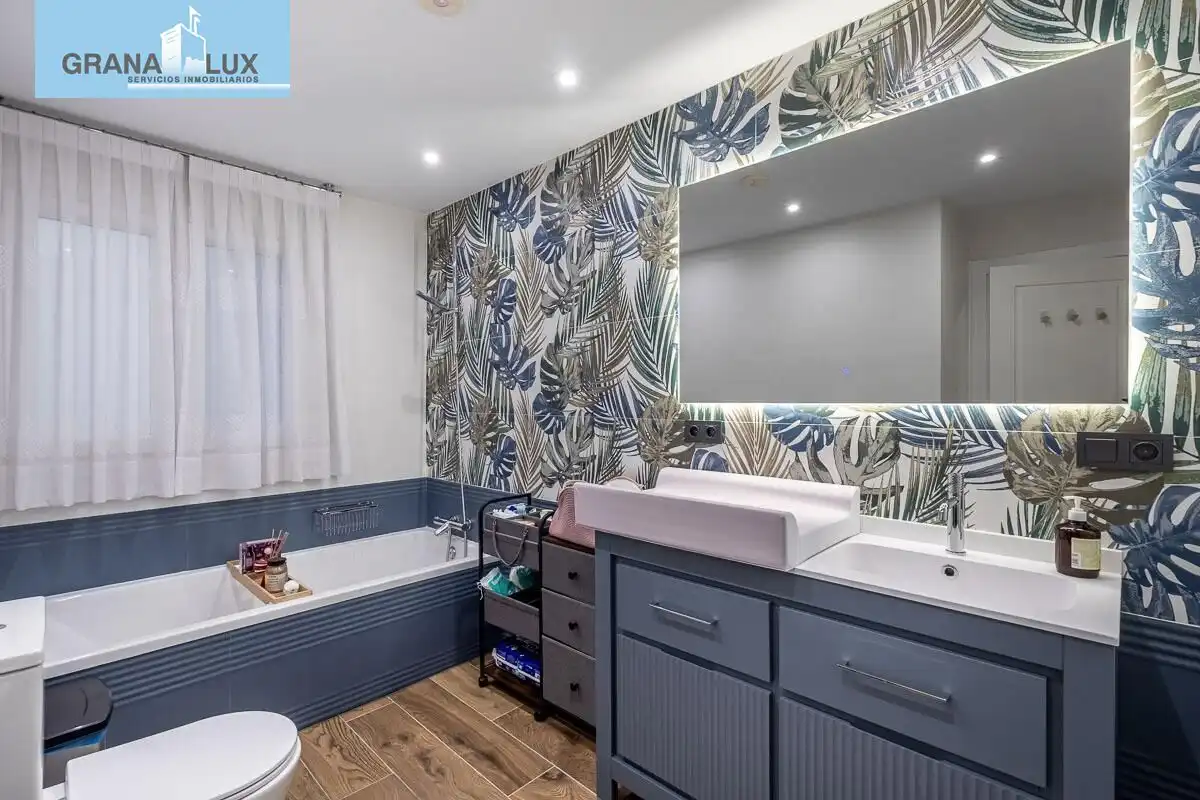 Badezimmer von Haus oder Chalet zum Verkauf in Peligros mit Klimaanlage, Heizung und Terrasse