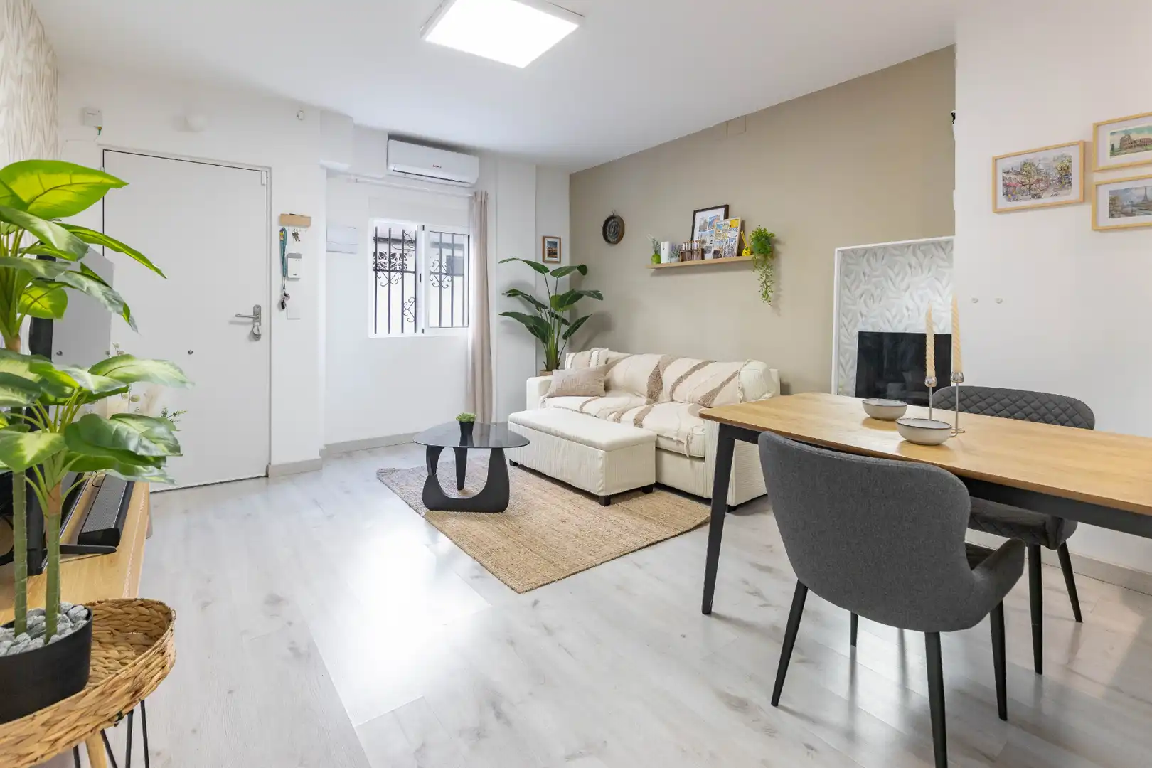 Sala d'estar de Planta baixa en venda en La Pobla de Vallbona amb Aire condicionat, Terrassa i Moblat
