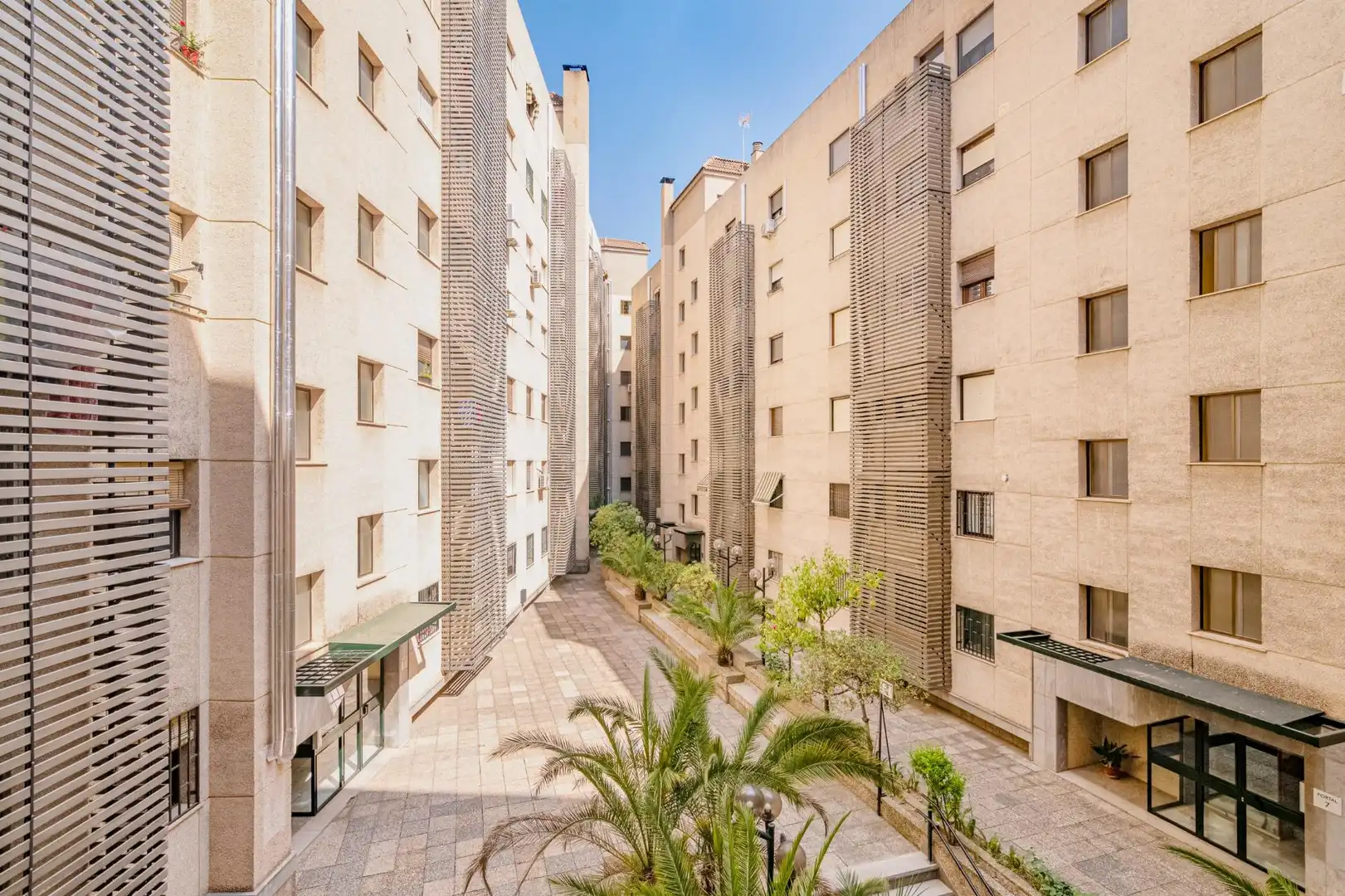 Vista exterior de Pis en venda en Granada amb Calefacció i Moblat