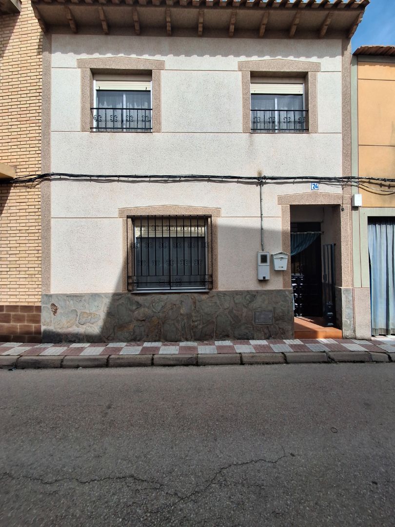 Vista exterior de Casa o xalet en venda en La Villa de Don Fadrique amb Calefacció, Terrassa i Moblat