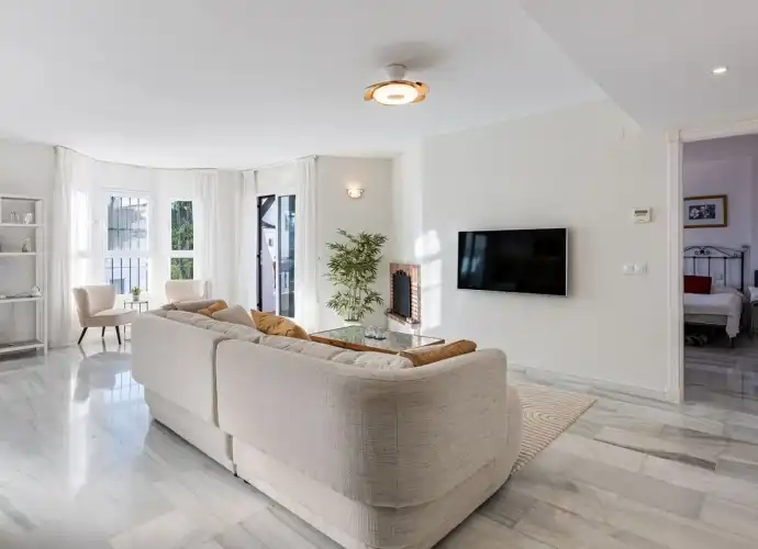 Sala de estar de Apartamento en venta en Marbella con Terraza, Amueblado y Piscina comunitaria
