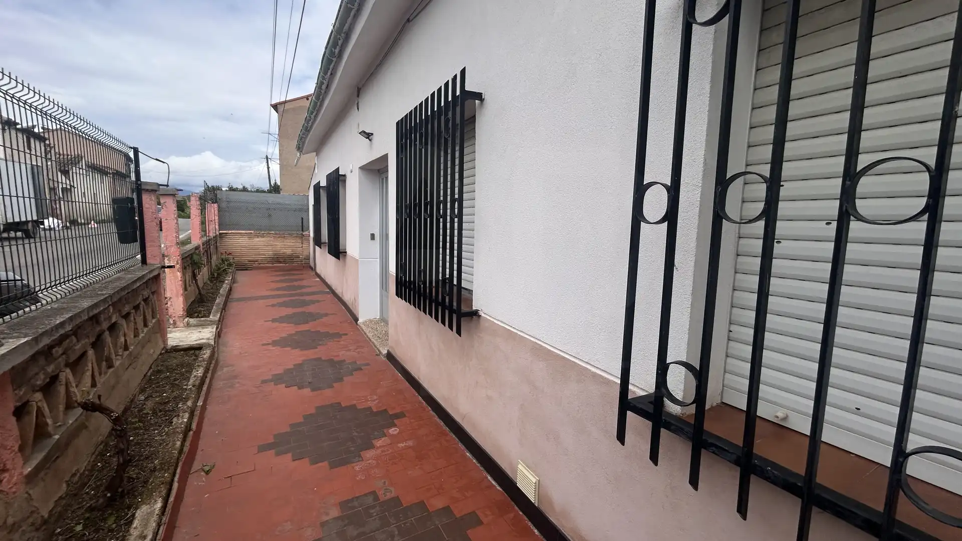 Vista exterior de Finca rústica en venda en  Logroño amb Calefacció i Piscina