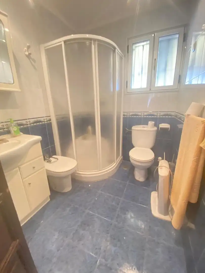 Badezimmer von Einfamilien-Reihenhaus zum Verkauf in Langreo mit Terrasse und Abstellraum
