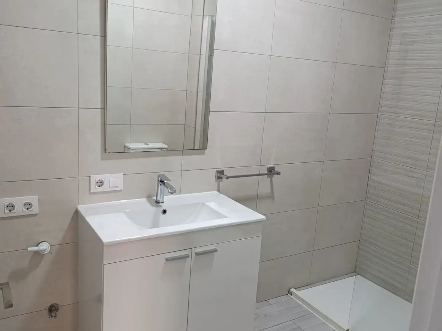Bathroom of Apartments for rent in Sevilla  with Air Conditioner, Terrace and Washing machine