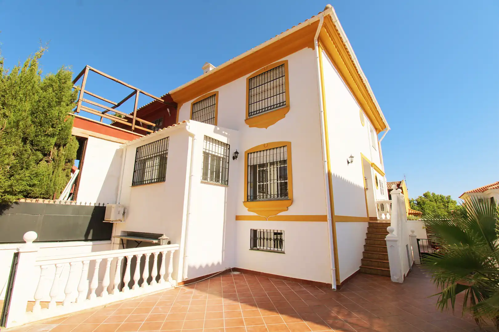 Vista exterior de Casa adosada en venda en Alhaurín de la Torre amb Aire condicionat, Terrassa i Traster