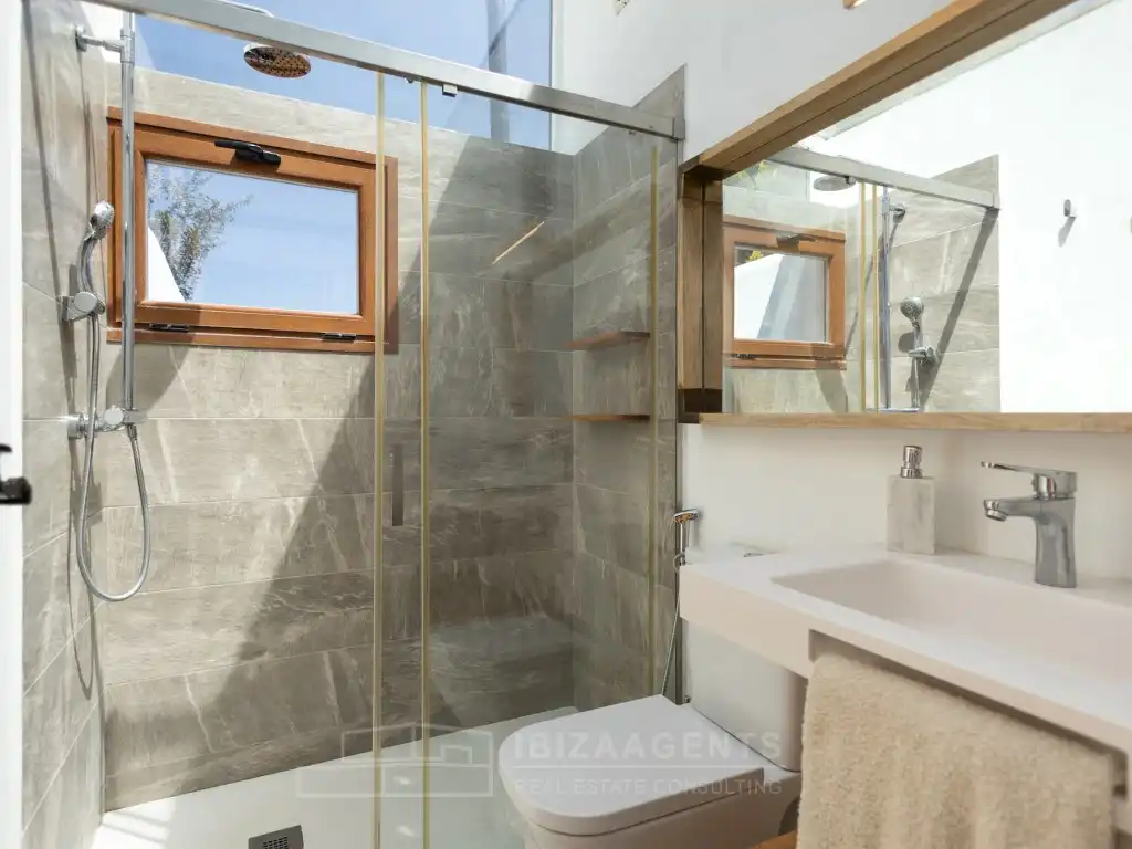 Bathroom of Houses for sale in Santa Eulària des Riu  with Air Conditioner, Terrace and TV