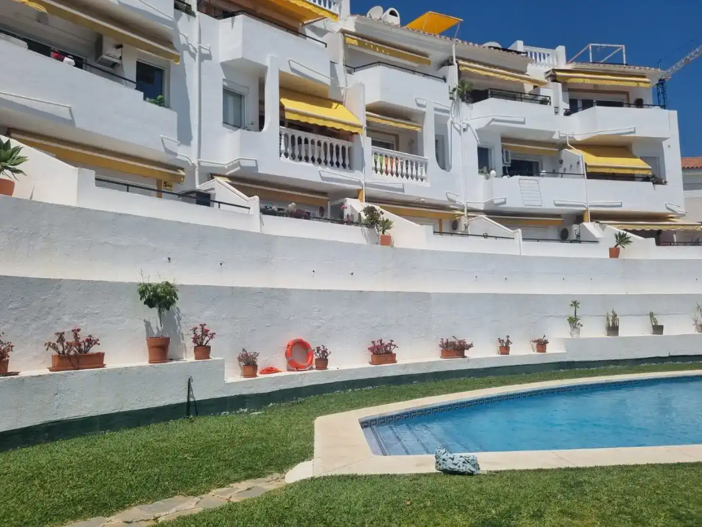 Vista exterior de Dúplex en venda en Torremolinos amb Aire condicionat, Piscina i Balcó