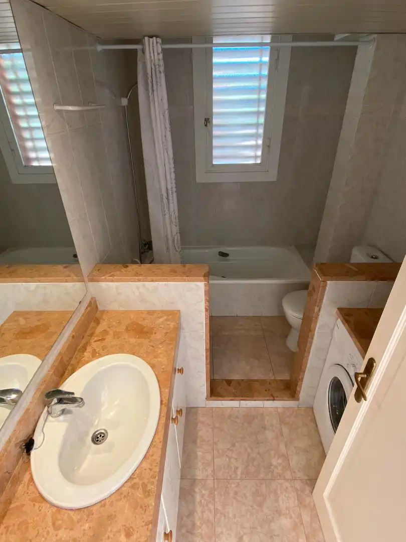 Baño de Planta baja de alquiler en Sant Joan Despí con Calefacción, Horno y Se aceptan mascotas