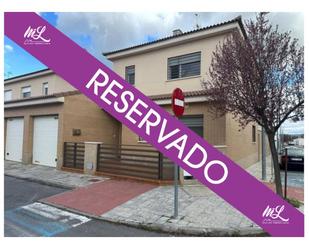 Vista exterior de Casa adosada en venda en Sonseca amb Aire condicionat, Calefacció i Jardí privat