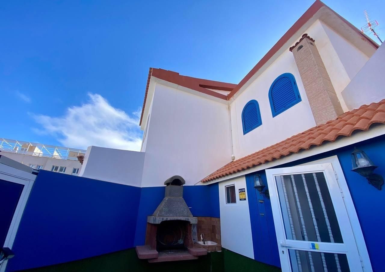 Vista exterior de Casa adosada de lloguer en Gáldar amb Terrassa, Moblat i Piscina comunitària