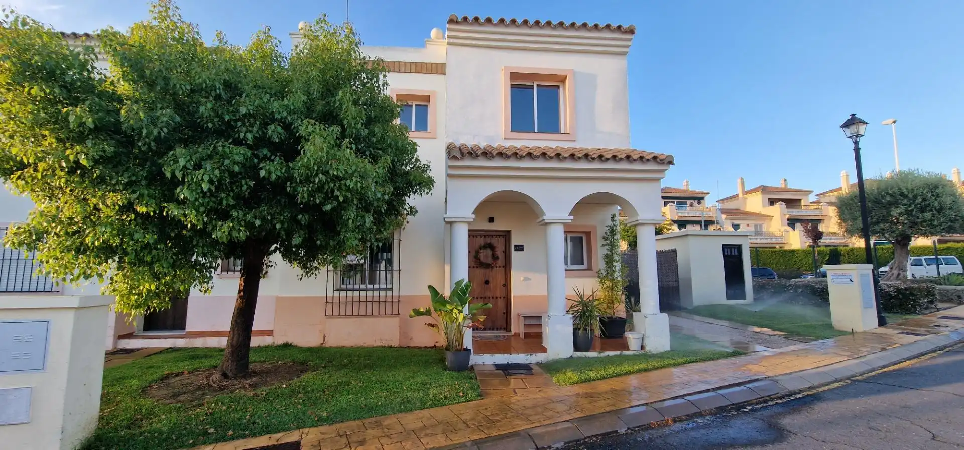 Vista exterior de Casa adosada en venda en Ayamonte amb Jardí privat, Moblat i Balcó
