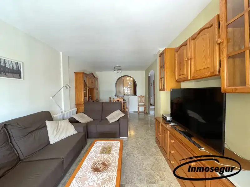 Sala de estar de Piso en venta en Salou con Terraza, Amueblado y Piscina comunitaria