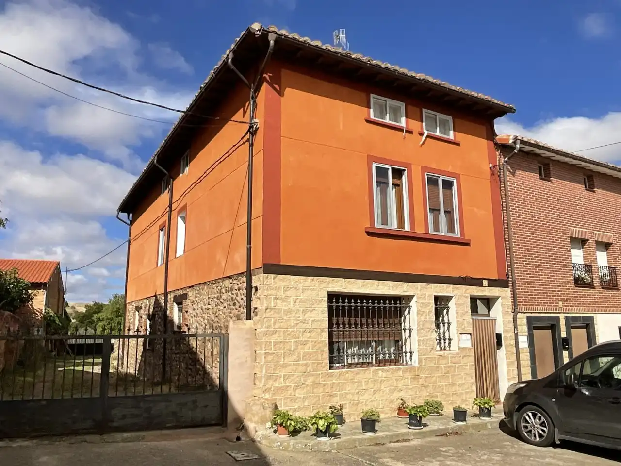 Vista exterior de Casa adosada en venta en Bascuñana, Burgos