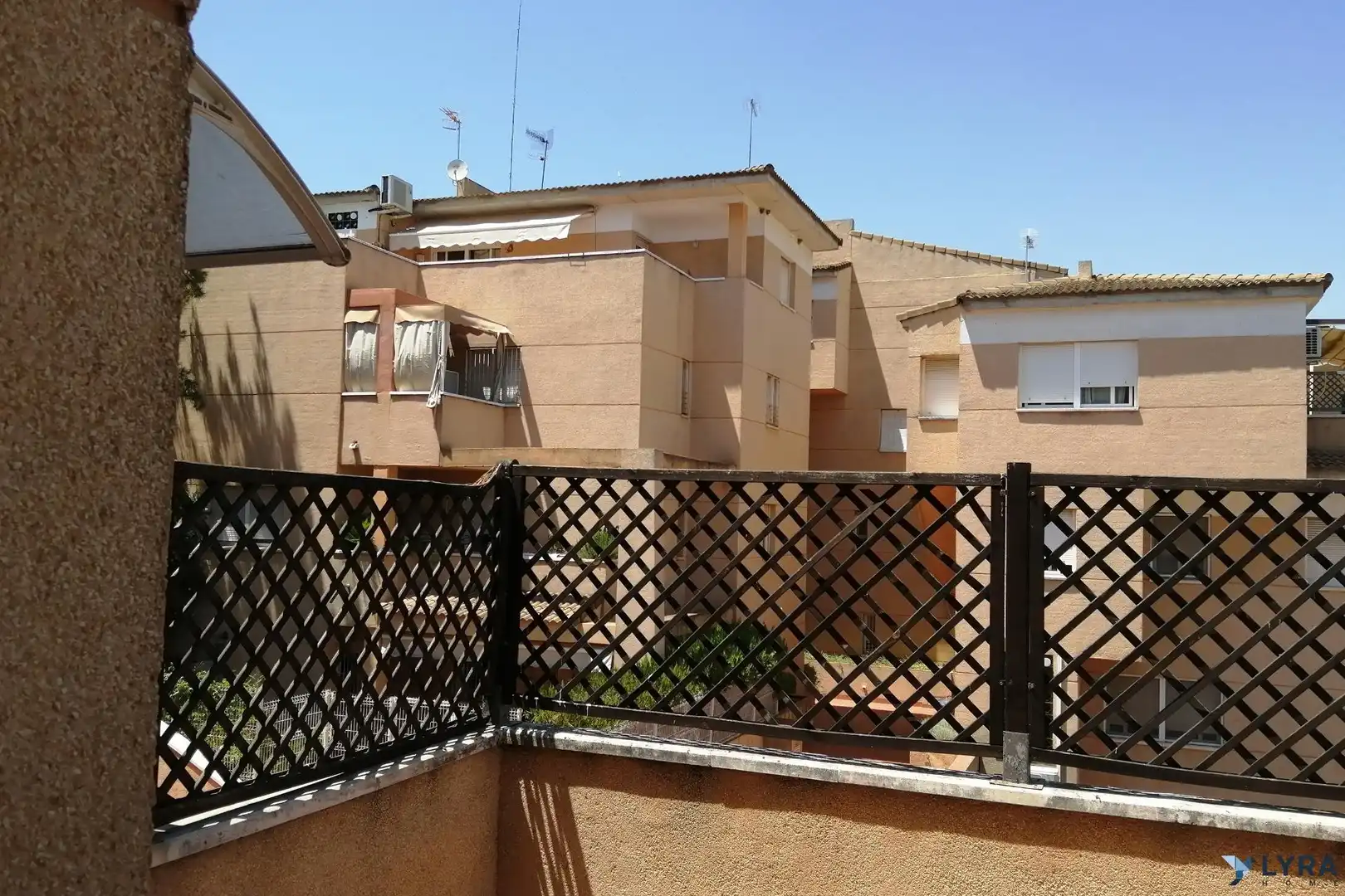 Vista exterior de Piso en venta en Tomares con Aire acondicionado, Parquet y Terraza