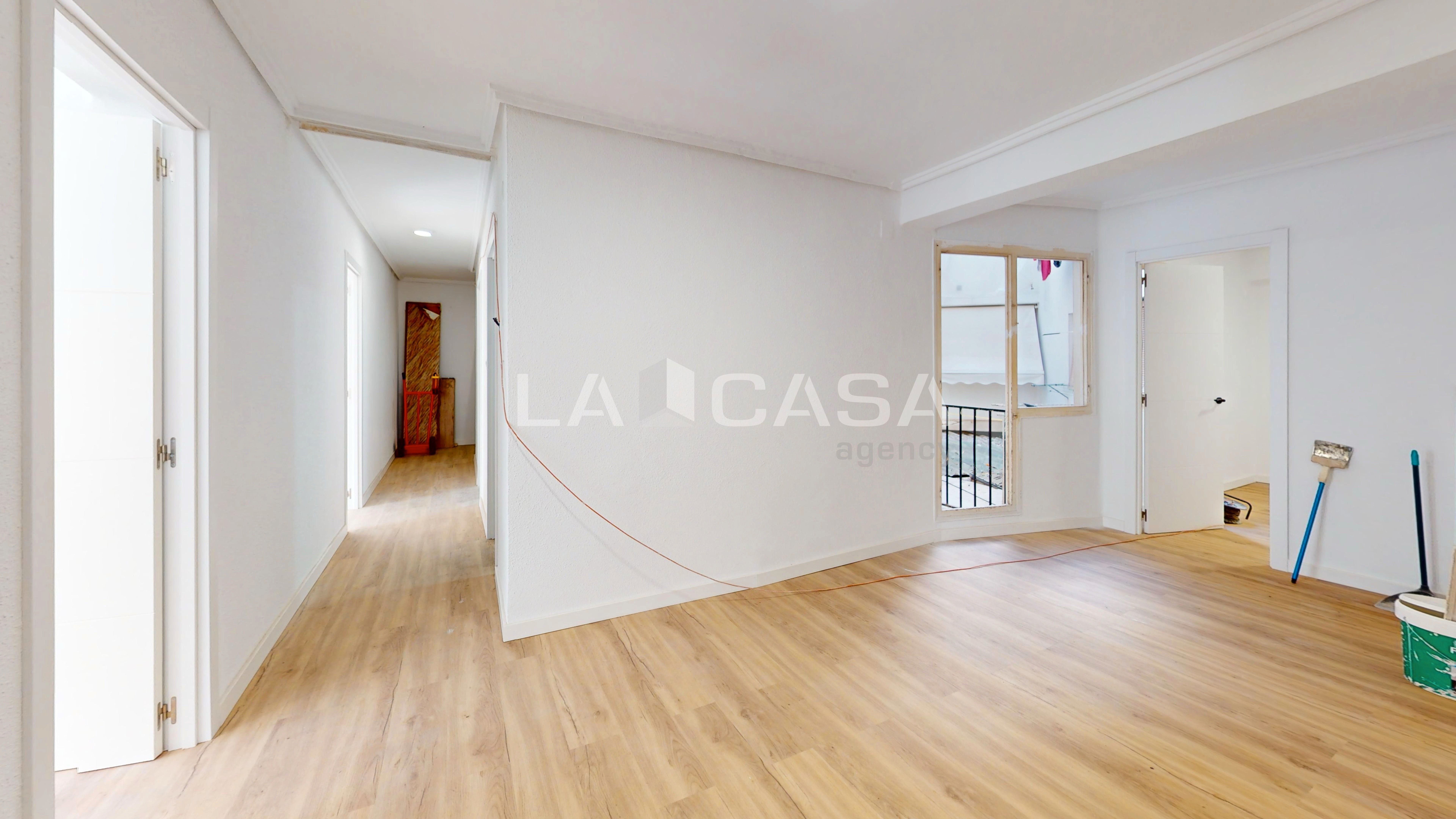 Flat for sale in  Valencia Capital  with Balcony