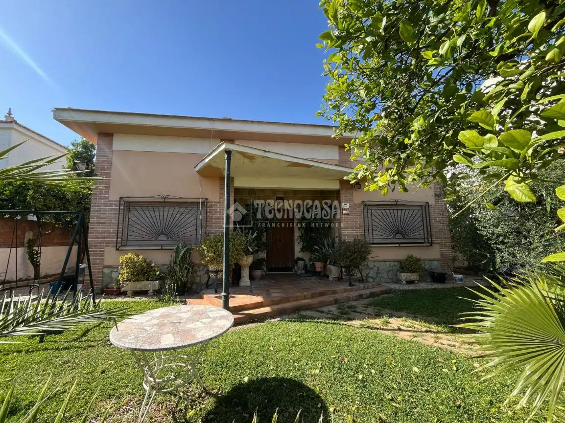 Vista exterior de Casa o chalet en venta en Mairena del Alcor con Aire acondicionado, Calefacción y Piscina comunitaria